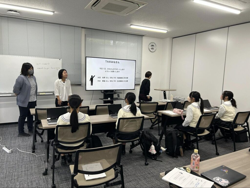 データの活用方法や分析手法についての講義を受ける生徒たち