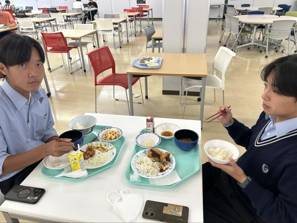 学食で昼食をとる生徒