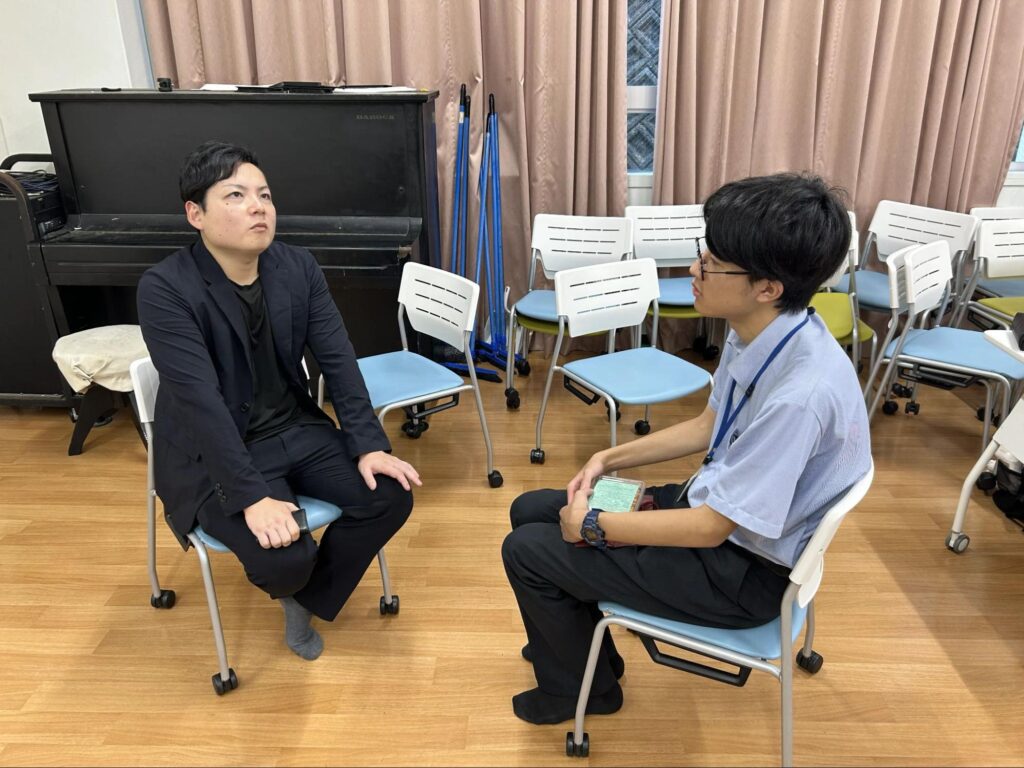 昨年度この連携授業に参加した松元悠晴さん（3年生）が進路について相談している様子