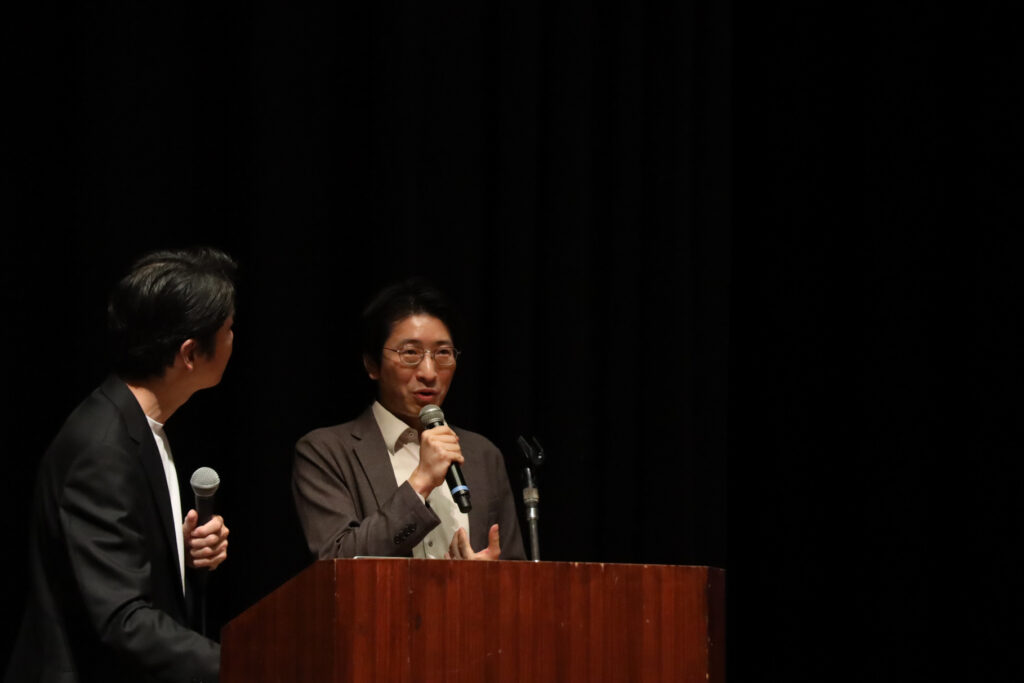 嶋田吉朗常務理事・校長補佐（右）