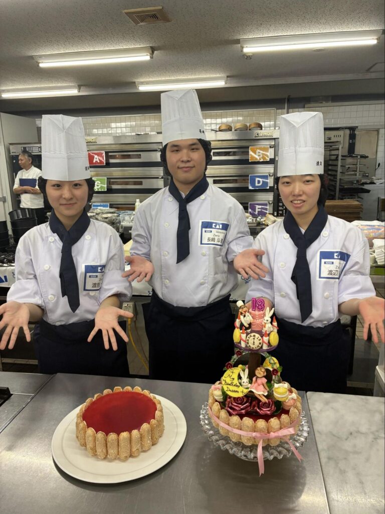 ケーキと一緒の3人