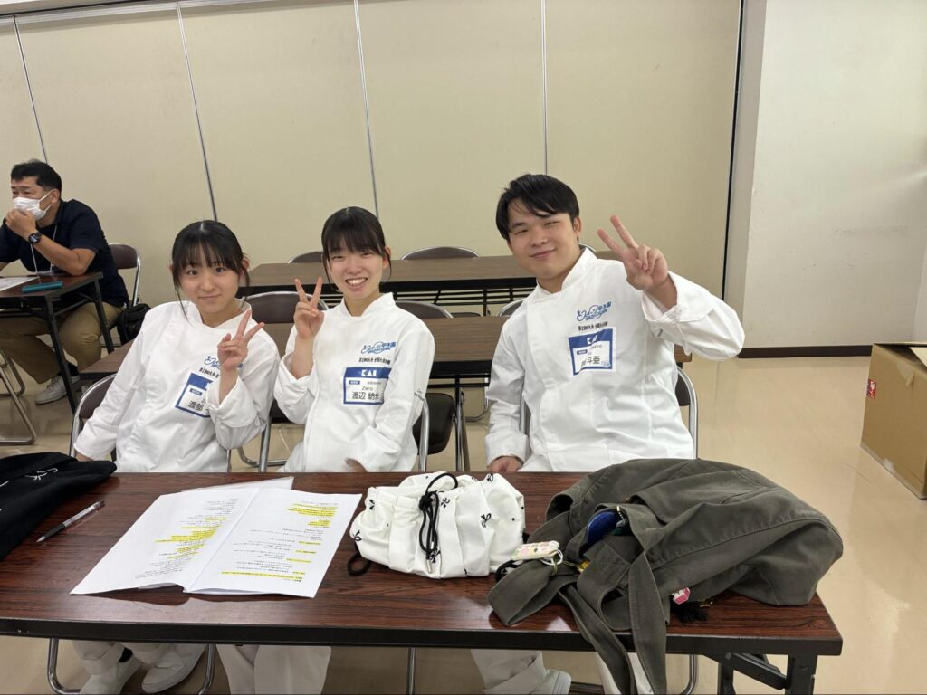 リラックスした様子の3人
