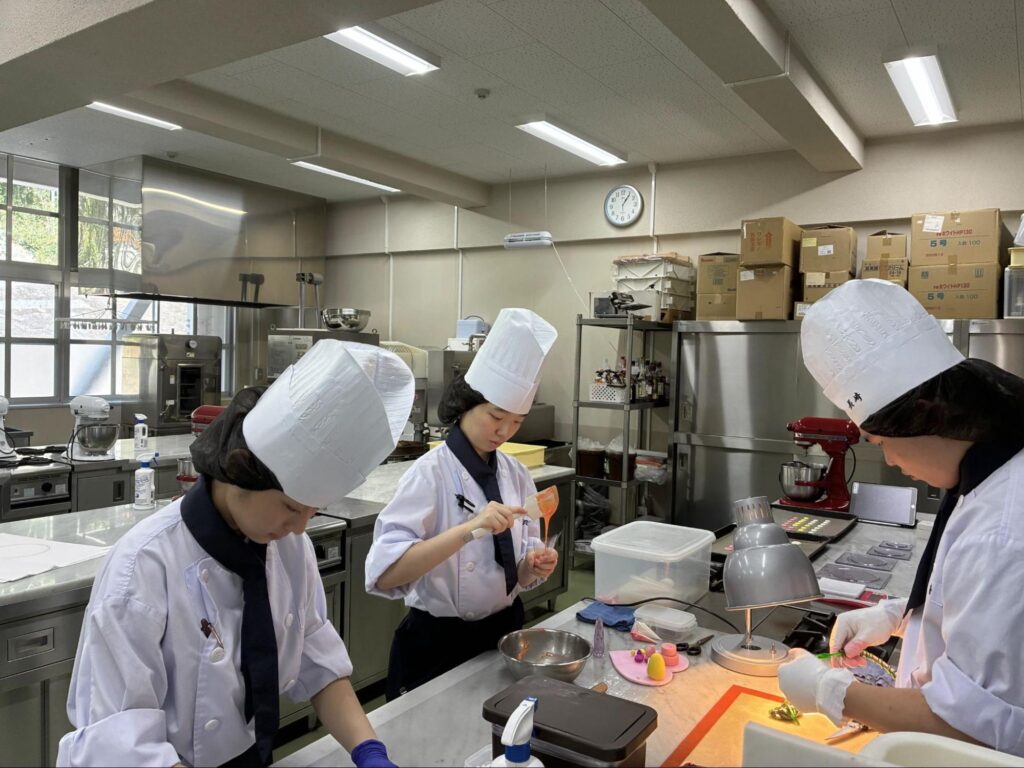 調理中の3人