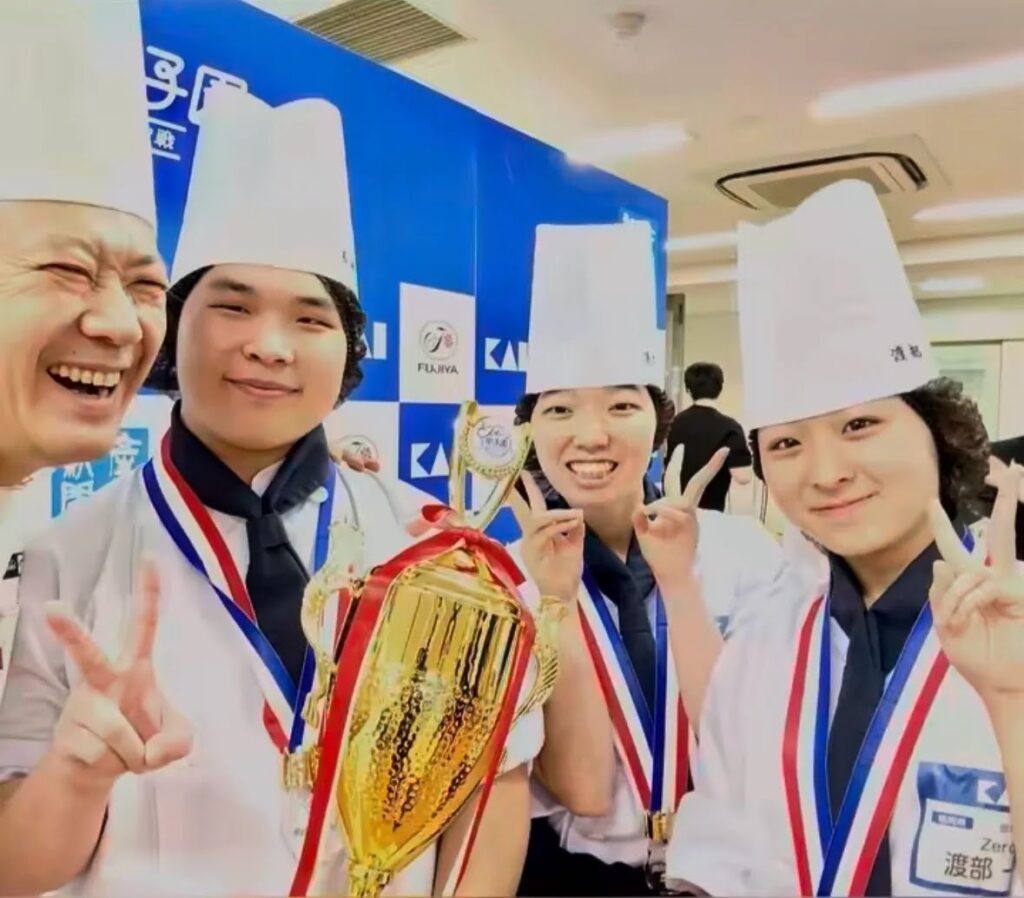 製菓部の長﨑斗亜さん、渡辺紡未さん、渡部一花さんによるチーム「Zero（ゼロ）」