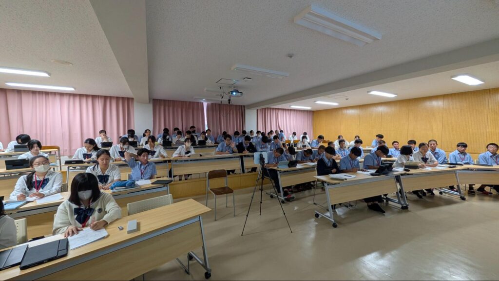 発表を聞く生徒たち