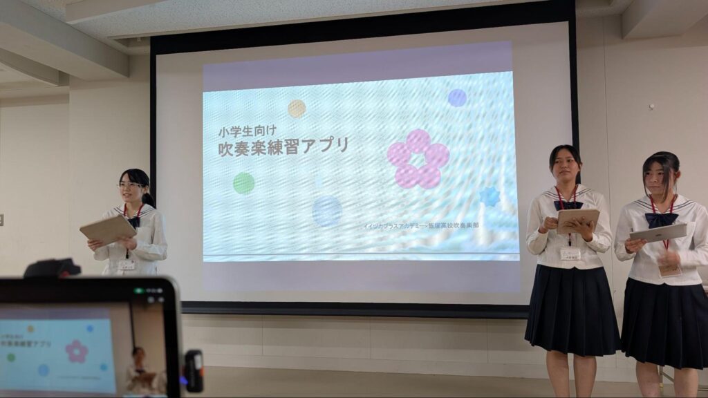 2年生全員の前で発表する様子